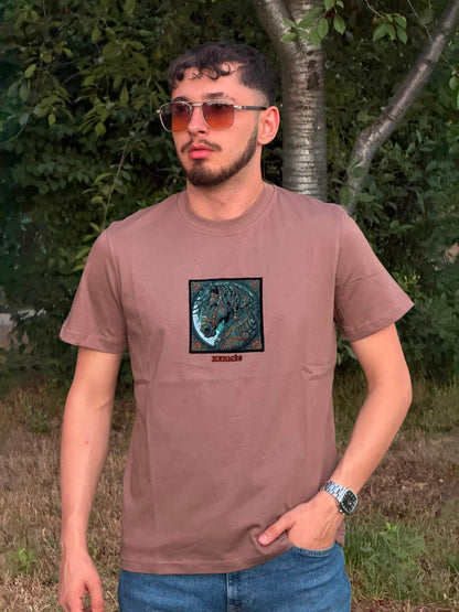 HILLS At Figür Baskılı Premium Tişört – Gül Kurusu