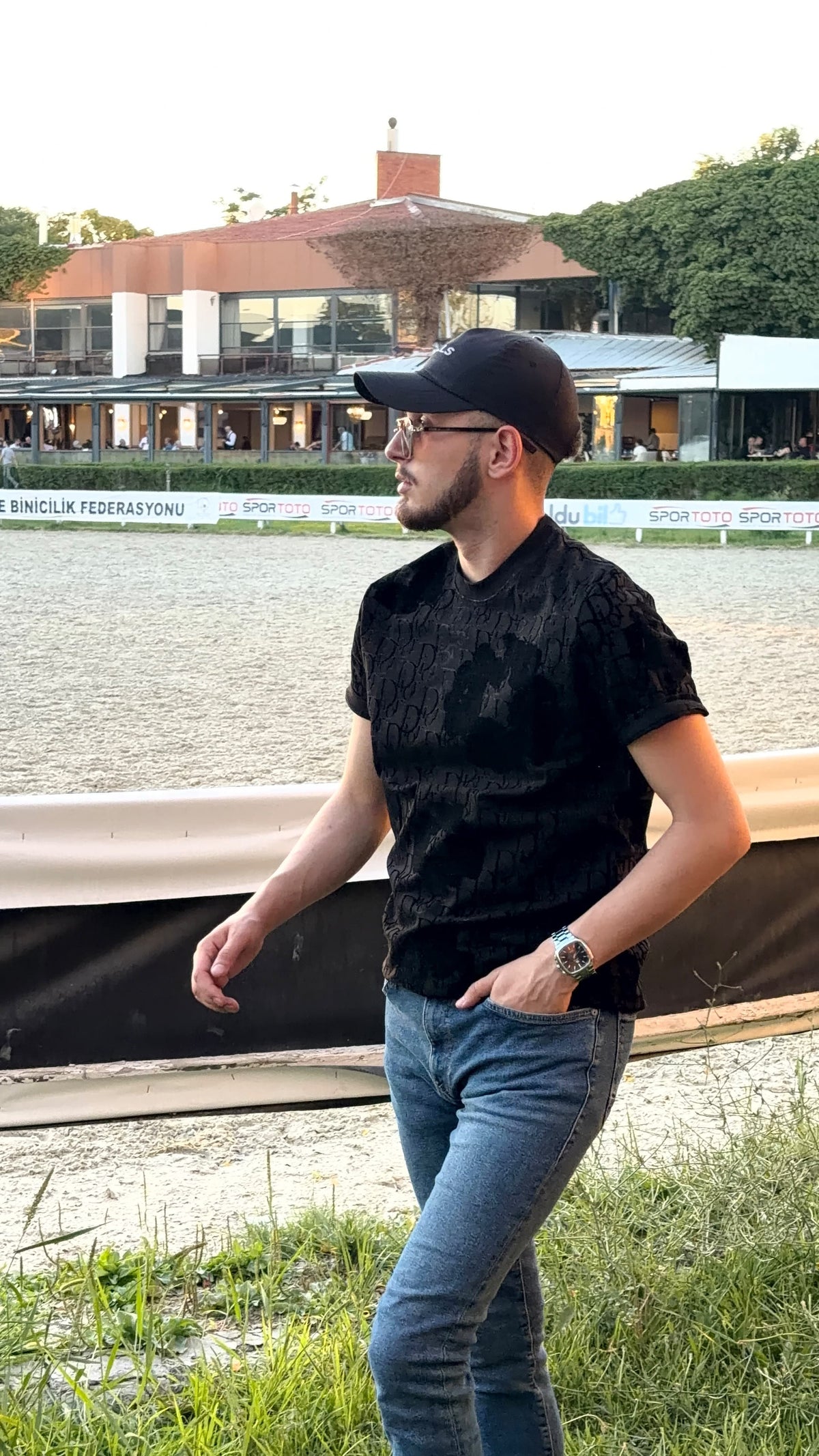 HILLS LABEL Monogram Desenli Premium Tişört – Siyah